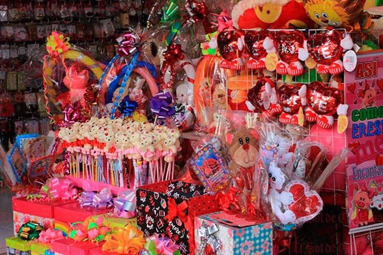 Comerciantes reflejan pocas ventas en regalos para San Valentín - El Sol de  León