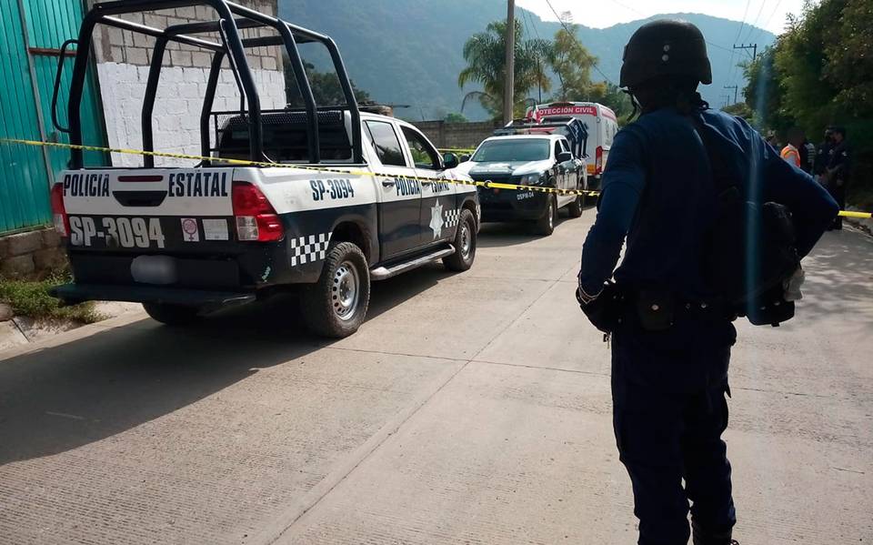 Un oficial de policía con una mochila con la palabra agua.